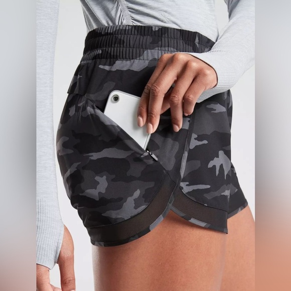 Athleta Racer Run Shorts Women’s Size Large Black Camo 4” - Picture 7 of 13